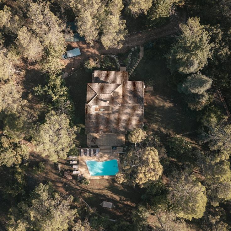 Outdoor terrace seating suitable for families in Lyon